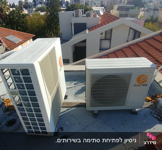 יחידות מיזוג אוויר על גג עם צינורות ואביזרים